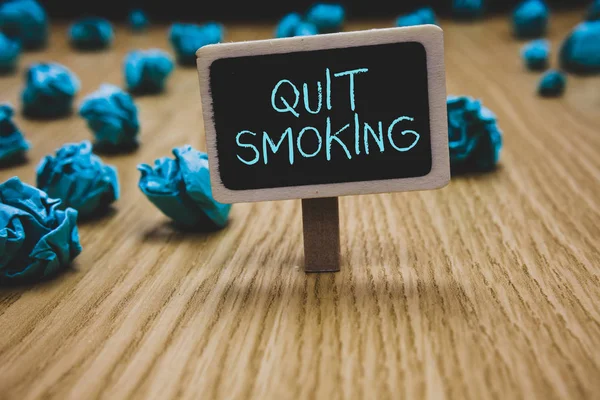 Escrevendo nota mostrando parar de fumar. Foto de negócios mostrando Descontinuar ou parar o uso de vício em tabaco Blackboard amassado papéis várias tentativas não satisfeito piso de madeira . — Fotografia de Stock