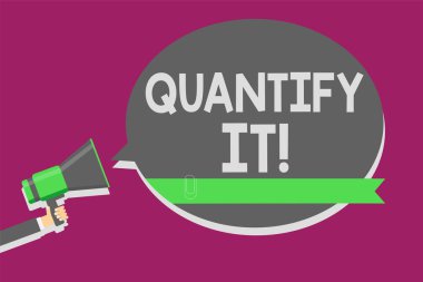 Onu fotoğraf vitrine boyutu veya bir şey miktarını ölçmek ve ifade iş ölçmek gösterilen yazılı not megafon hoparlör konuşma balonu mesajı yüksek sesle konuşan tutan adam numaraları.