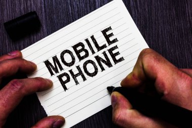 Cep telefonu gösterilen metin işareti. Kavramsal fotoğraf göndermek için kullanılan elde taşınır bir aygıtta almak aramaları ve mesajları adam işaret defter sayfası holding iletişim fikirleri ahşap arka plan.