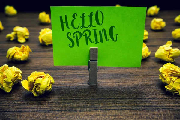 Escritura a mano conceptual que muestra Hello Spring. Texto de la foto de negocios Acoger la temporada después del invierno Florecimiento de las flores Pinza de tela con papel verde nota papeles arrugados errores . —  Fotos de Stock