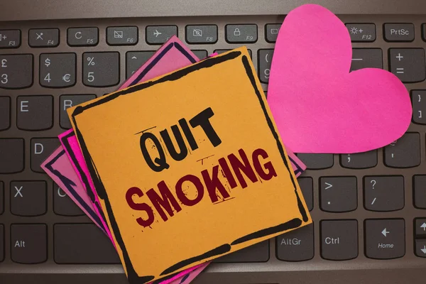 テキストを書く単語喫煙をやめます。中止またはタバコ中毒論文ロマンチックな素敵なメッセージ ハート キーボード型コンピューターいい感じの使用を停止するためのビジネス コンセプト. — ストック写真