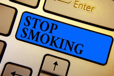 Kavramsal el Stop Smoking gösterilen yazma. İş fotoğraf metin Discontinuing veya durdurma tütün bağımlılığı klavye mavi anahtar kullanımını oluşturmak bilgisayar bilgi işlem yansıma belge.