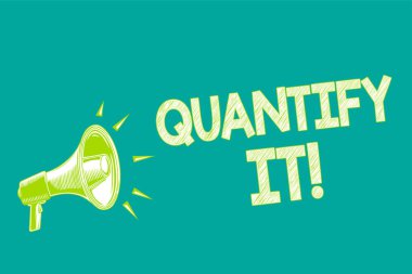 Ölçmek onu kavramsal fotoğraf gösterilen metin işaret boyutunu veya bir şey miktarını ölçmek ve yüksek sesle konuşan numaraları megafon hoparlör yeşil arka plan önemli mesaj içinde hızlı.