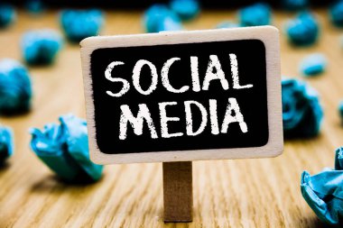 El yazısı metin sosyal medya. Ahşap zemin çevrimiçi iletişim kanal ağ Microblogging buruşuk Blackboard kağıtları birkaç deneme hata değil anlam kavramı memnun.