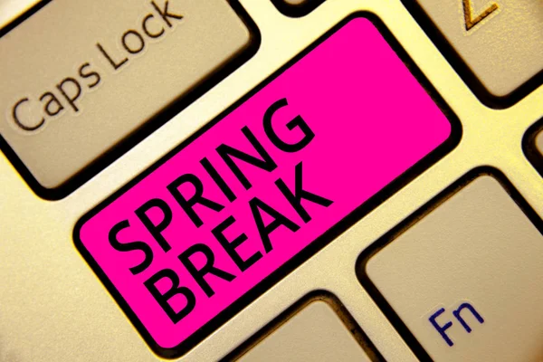 春休みを示すテキスト記号。春にピンクのキーボード キーの意図を作成コンピューター計算反射ドキュメントの学校や大学の概念的な写真休暇の期間. — ストック写真