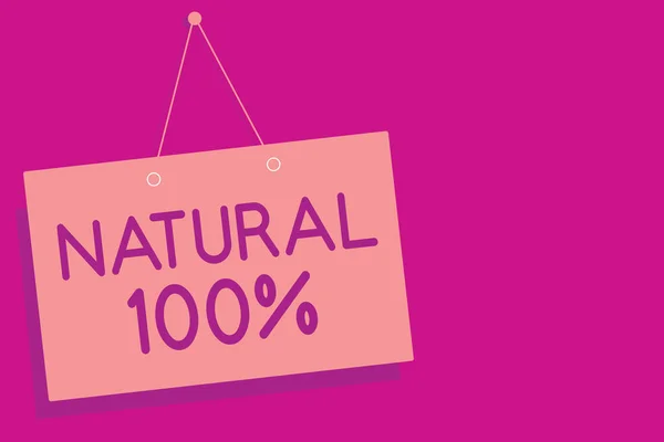 Tekst teken weergegeven: natuurlijke 100. Conceptuele foto minimaal verwerkt en bevat geen kunstmatige aroma's roze bestuur muur bericht communicatie open nauwe teken paarse achtergrond. — Stockfoto