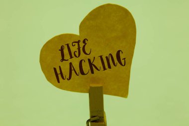 Word metin yazma hayat kesmek. İş kavramı yerine getirmeye basit ve akıllı teknikleri için görev kolayca sarı kağıt kalp önemli romantik mesaj fikirler tutan Clothespin.