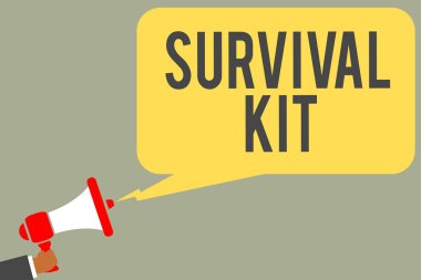 Kavramsal el Survival Kit gösterilen yazma. İş fotoğraf metin acil ekipman birisi elinde megafon hoparlör konuşma balonu mesaj konuşan adama yardım etmek için öğe koleksiyonu.