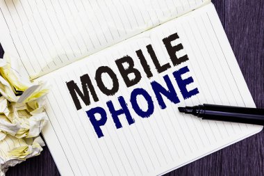 Kavramsal el cep telefonu gösterilen yazma. İş fotoğraf metin A handheld aygıt göndermek için kullanılan aramaları ve Marker defter buruşuk kağıtlar üzerinde birkaç çalışır hata iletileri..