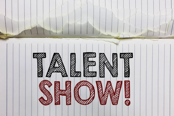 Texto de escritura a mano Talent Show. Concepto significado Competencia de artistas muestran casting sus actuaciones Abierto cuaderno página arrugado papeles rasgado páginas varios intentos errores . —  Fotos de Stock