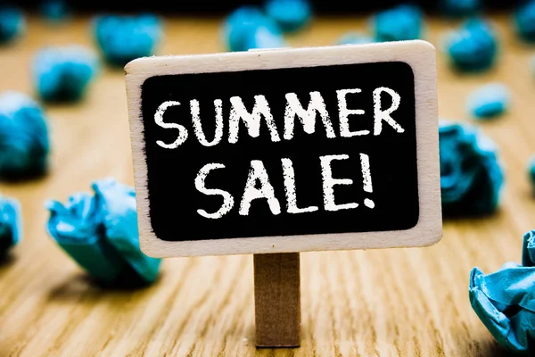 Handgeschreven tekst zomer Sale. Begrip betekenis van jaarlijkse korting gebeurtenissen die plaatsvindt tijdens het zomerseizoen Blackboard verfrommeld papier verschillende pogingen niet fout tevreden houten vloer. — Stockfoto