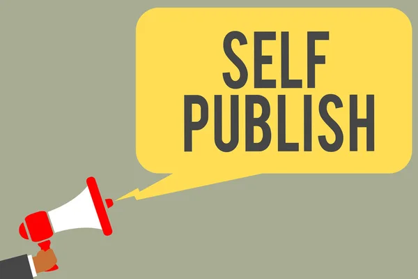 Scrittura concettuale a mano che mostra Self Publish. Testo della foto aziendale Pubblicato lavoro in modo indipendente e a proprie spese Indie Author Man holding megafono altoparlante discorso bolla messaggio parlando . — Foto Stock