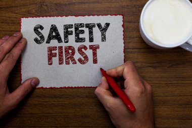 Metin yazma Emanet ilk kelime. İş kavramı için fikirler parça kağıt ahşap masa fincan kahve iletişim herhangi bir gereksiz risk Live güvenli bir şekilde var olmak dikkatli ödemek dikkat adam holding marker önlemek.