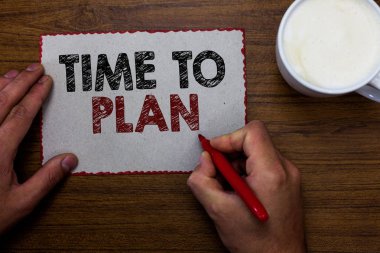 Word metin için zaman planı yazma. İş kavramı şeyler alma hazır hazırlanması için düşünüyorum diğer çözümleri adam holding marker fikirler parça kağıt ahşap masa fincan kahve iletişim.