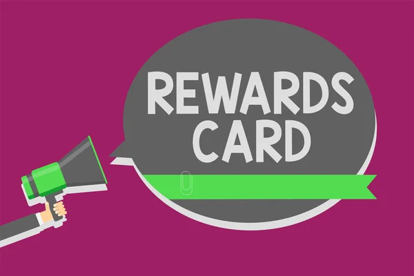 Nota di scrittura che mostra Rewards Card. Business photo showcase Aiutare a guadagnare punti di denaro miglia da acquisto quotidiano Incentivi Uomo in possesso di megafono altoparlante messaggio di bolla vocale parlando forte . — Foto Stock