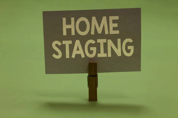 Aplikace Word psaní textu Home Staging. Obchodní koncept pro AKT připravují soukromé rezidence na prodej na trhu Clothespin hospodářství šedého papíru důležité zprávy nápadů. — Stock fotografie