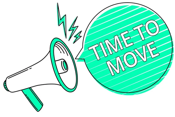 Manuscrito de texto escrevendo Time To Move. Conceito significado Melhor período para transferir Deslocalização Alterar o caminho atual Megafone alto-falante verde discurso bolha listras importante mensagem em voz alta . — Fotografia de Stock