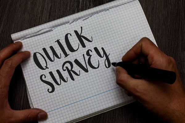 Nota di scrittura che mostra Quick Survey. Business photo showcase Condurre un controllo veloce sulla situazione valore condizione di qualcosa mano dell'uomo che tiene marker comunicare idee riflessioni carta quadrata . — Foto Stock