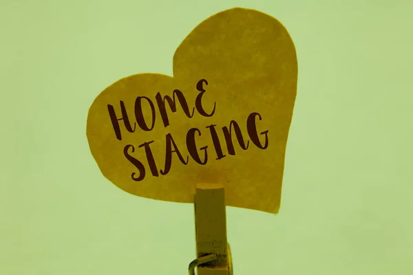 Texte d'écriture de mots Home Staging. Concept d'entreprise pour Acte de préparation d'une résidence privée à vendre sur le marché Pince à linge tenant coeur en papier jaune idées message romantique importantes . — Photo