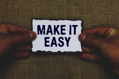 El yazısı metin yapmak çok kolay. Kavram anlam akıllı bir yaklaşım zahmetsiz ücretsiz endişeler veya zorluklar parça kağıt siyah kenarlıklar Jüt arka plan iletişim fikirleri tutan adam.