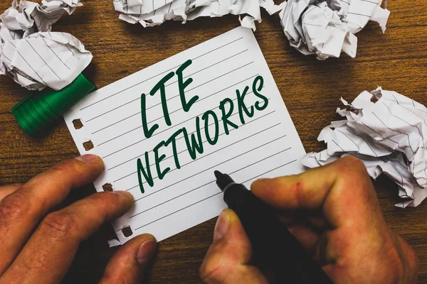 Концептуальный почерк, показывающий Lte Networks. Быстрое подключение к сети для беспроводной связи Человек держит маркер страницы ноутбука скомканные бумаги несколько попыток . — стоковое фото