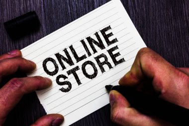 Online Store gösterilen metin işareti. Kavramsal bir Web sitesi Satılık öğeleri sunuyor ve kredi kartlarını adam fotoğraf işaret defter sayfası holding iletişim fikirleri ahşap arka plan.