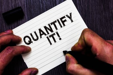 Ölçmek onu kavramsal fotoğraf gösterilen metin işaret boyutunu veya bir şey miktarını ölçmek ve numaraları adam hızlı işaret defter sayfası holding iletişim fikirleri ahşap arka plan.