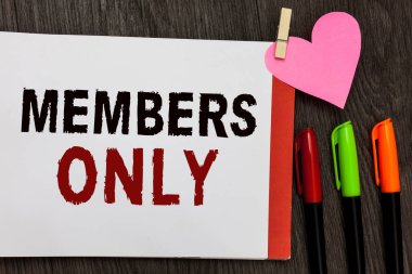 Word metin Üyeler sadece yazma. Bir grup veya bir kuruluş açık defter sayfa işaretleri clothespin kağıt kalp ahşap arka plan holding Limited için iş kavramı bir kişiye ait.