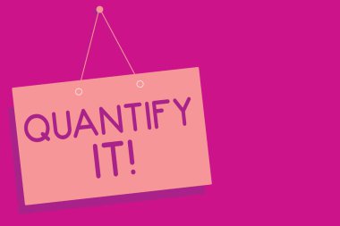 Ölçmek onu kavramsal fotoğraf gösterilen metin işaret boyutunu veya bir şey miktarını ölçmek ve numaraları pembe pano duvar mesajı iletişim açık yakın işaret mor arka planda hızlı.