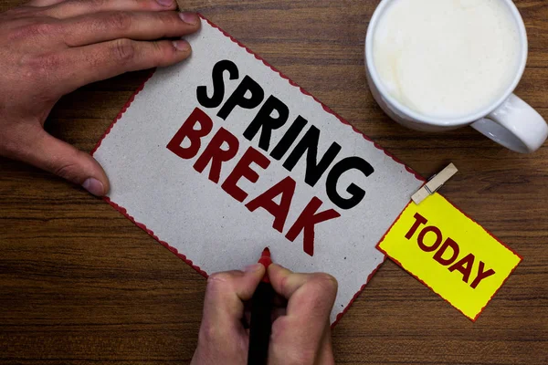 Ecriture conceptuelle montrant Spring Break. Texte photo d'affaires Période de vacances à l'école et les universités au printemps Homme tenant marqueur notebook rappel table en bois tasse café . — Photo