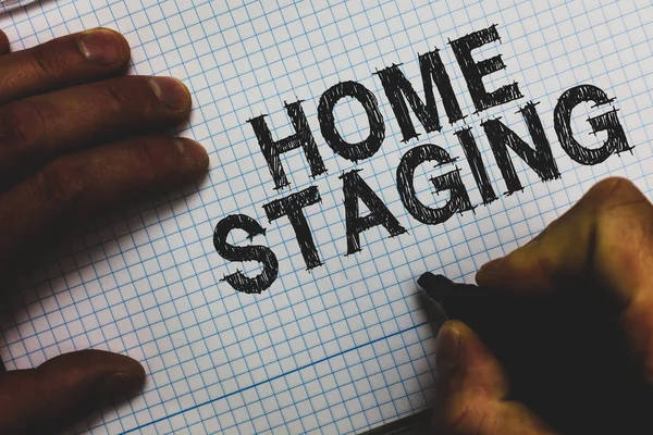 Texto de escritura a mano Home Staging. Concepto que significa acto de preparar una residencia privada para la venta en el mercado Hombre con marcador que comunica ideas mensajes importantes papel cuadrado . —  Fotos de Stock