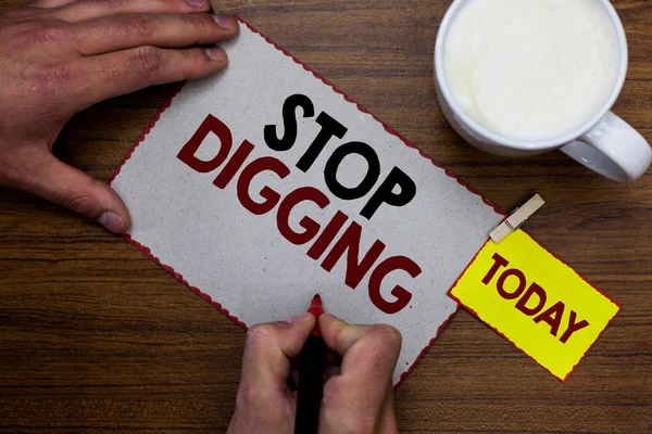 Conceptuele hand schrijven weergegeven: stoppen met graven. Zakelijke foto tekst voorkomen dat illegale opgraving steengroeve milieu instandhouding Man met marker notebook herinnering houten tafel kop koffie. — Stockfoto