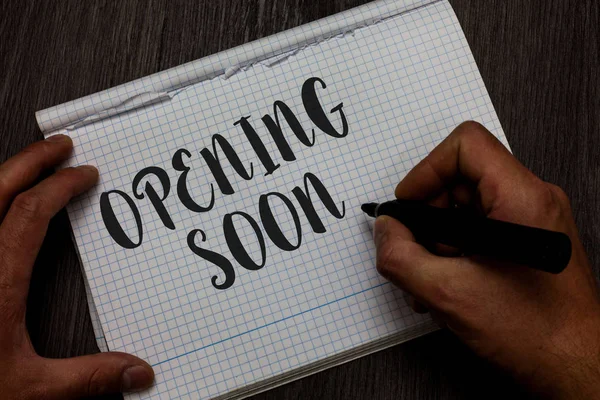 Escribiendo una nota que muestra Opening Soon. Exhibición de fotos de negocios Va a estar disponible o accesible en público en cualquier momento en breve El hombre de la mano con marcador de comunicación ideas reflexiones papel cuadrado . — Foto de Stock