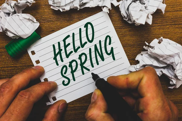 Escritura a mano conceptual que muestra Hello Spring. Texto de la foto de negocios Acogiendo la temporada después del invierno Florecimiento de flores Hombre sosteniendo marcador cuaderno página arrugado papeles varios intentos . — Foto de Stock