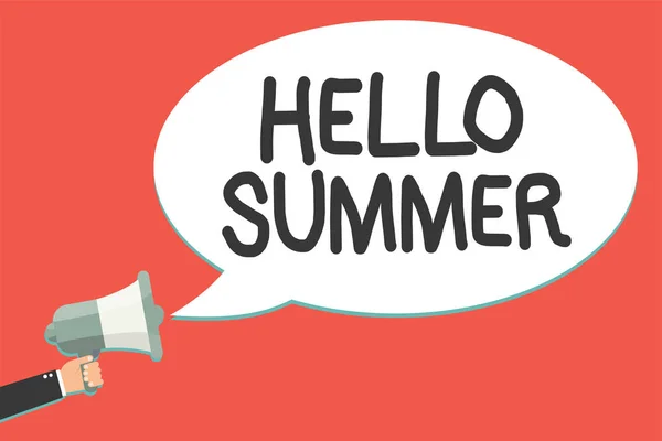 Κείμενο πινακίδα που δείχνει το καλοκαίρι Γεια σας. Εννοιολογική φωτογραφία χαιρετίζοντας την θερμότερη περίοδο του έτους έρχεται μετά την άνοιξη άνθρωπος κρατώντας τηλεβόα μεγάφωνο ομιλίας φούσκα μήνυμα μιλώντας δυνατά. — Φωτογραφία Αρχείου