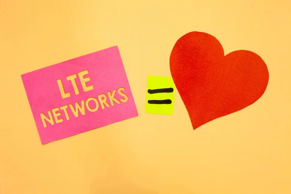 Текст письма Lte Networks. Бизнес-концепция для быстрого подключения к сети доступны для беспроводной связи Розовый кусок бумаги напоминание знак красный сердце отправка романтические чувства . — стоковое фото