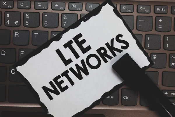 El yazısı metin Lte ağlar. En hızlı ağ bağlantısı kullanılabilir kablosuz iletişim beyaz kağıt klavye ilham için anlam kavramı fikirler mesajlar siyah işaretleri iletişim. — Stok fotoğraf