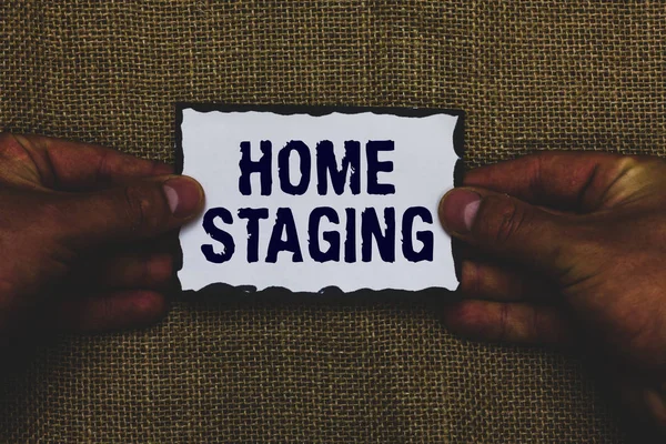 Handgeschreven tekst Home Staging. Wat betekent de wet voor te bereiden van een prive-woning te koop in de markt Man met stukje papier zwarte randen communiceren ideeën van jute achtergrond concept. — Stockfoto