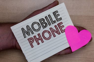 Word yazma metin cep telefonu. İş kavramı için göndermek için kullanılan elde taşınır bir aygıtta almak aramaları ve mesajları parça defter kağıt kalp romantik fikirler mesajlar duygular tutan adam.