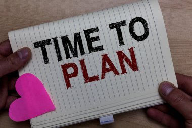 Word metin için zaman planı yazma. İş kavramı şeyler alma hazır hazırlanması için düşünüyorum diğer çözümleri defter kağıt kalp romantik fikirler Mesaj ahşap arka plan tutan adam.