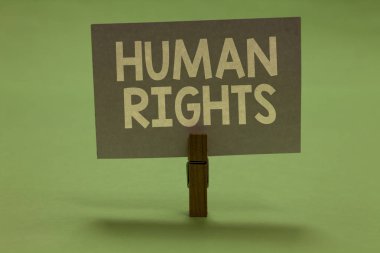 Word metin yazma insan hakları. Ahlaki ilkeleri standartları normlar hukuk gri kağıt önemli iletişim iletiyi fikirler tutan Clothespin tarafından korunan bir insan için iş kavramı.