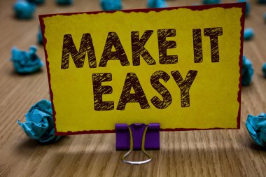 Kavramsal el Make It Easy gösterilen yazma. Akıllı bir yaklaşım zahmetsiz ücretsiz endişeler veya zorluklar sarı kağıt buruşuk not kağıtları birkaç deneme tutan küçük vitrine iş fotoğraf.