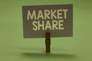 Word metin yazma pazar payı. İş kavramı bir Pazar bölümü için belirli bir şirketin Clothespin tarafından holding gri kağıt önemli iletişim iletiyi fikirler kontrollü.
