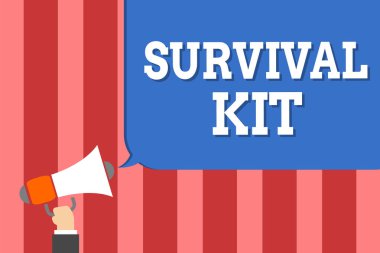 Survival Kit yazma el yazısı metin. Acil ekipman birisi elinde megafon hoparlör konuşma balonu mesajı yüksek sesle konuşan adama yardım etmek için öğe koleksiyonunu anlam kavramı.