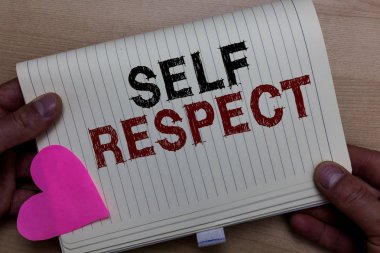 Word metin yazma öz saygı. İş kavramı kendini güven ve gurur için ayağa kalk kendin için defter kağıt kalp romantik fikirler Mesaj ahşap arka plan tutan adam.