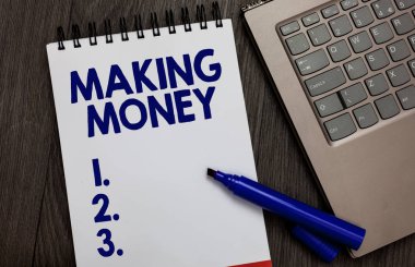 El yazısı metin para yapma. Kazanın mali kâr için fırsat veren anlam kavramı açık defter beyaz sayfa siyah kalemi bilgisayar klavye ahşap arka plan destek.