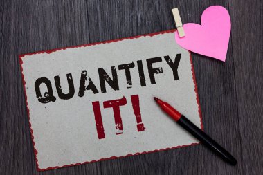 Ölçmek onu kavramsal fotoğraf gösterilen metin işaret boyutunu veya bir şey miktarını ölçmek ve numaraları beyaz sayfa kırmızı kenarlıklar marker clothespin tutar kağıt kalp ahşap arka planda hızlı.