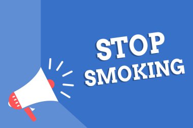 Stop Smoking yazma el yazısı metin. Discontinuing anlam kavramı veya tütün bağımlılığı megafon hoparlör mavi arka plan önemli mesajı yüksek sesle konuşan kullanımını durdurma.