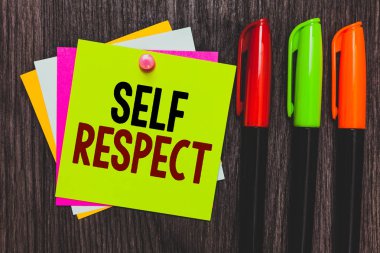 Kavramsal el öz saygı gösterilen yazma. İş fotoğraf vitrine gurur ve kendini güven ayağa kalkıp kendin için kağıt notları iletişim fikirleri işaretleri ahşap arka plan.