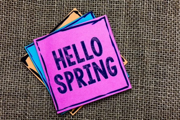 Texto de caligrafia Hello Spring. Conceito significado Receber a estação após o inverno Floração de flores Notas de papel Lembretes importantes Comunicar ideias mensagens Juta fundo . — Fotografia de Stock